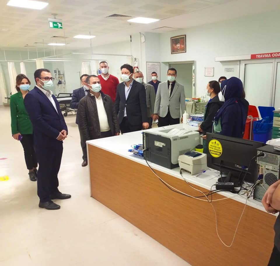 Vali İlhami AKTAŞ, yılın son gününde Hastanemiz çalışanlarını ve hastaları ziyaret ederek yeni yıllarını kutladı